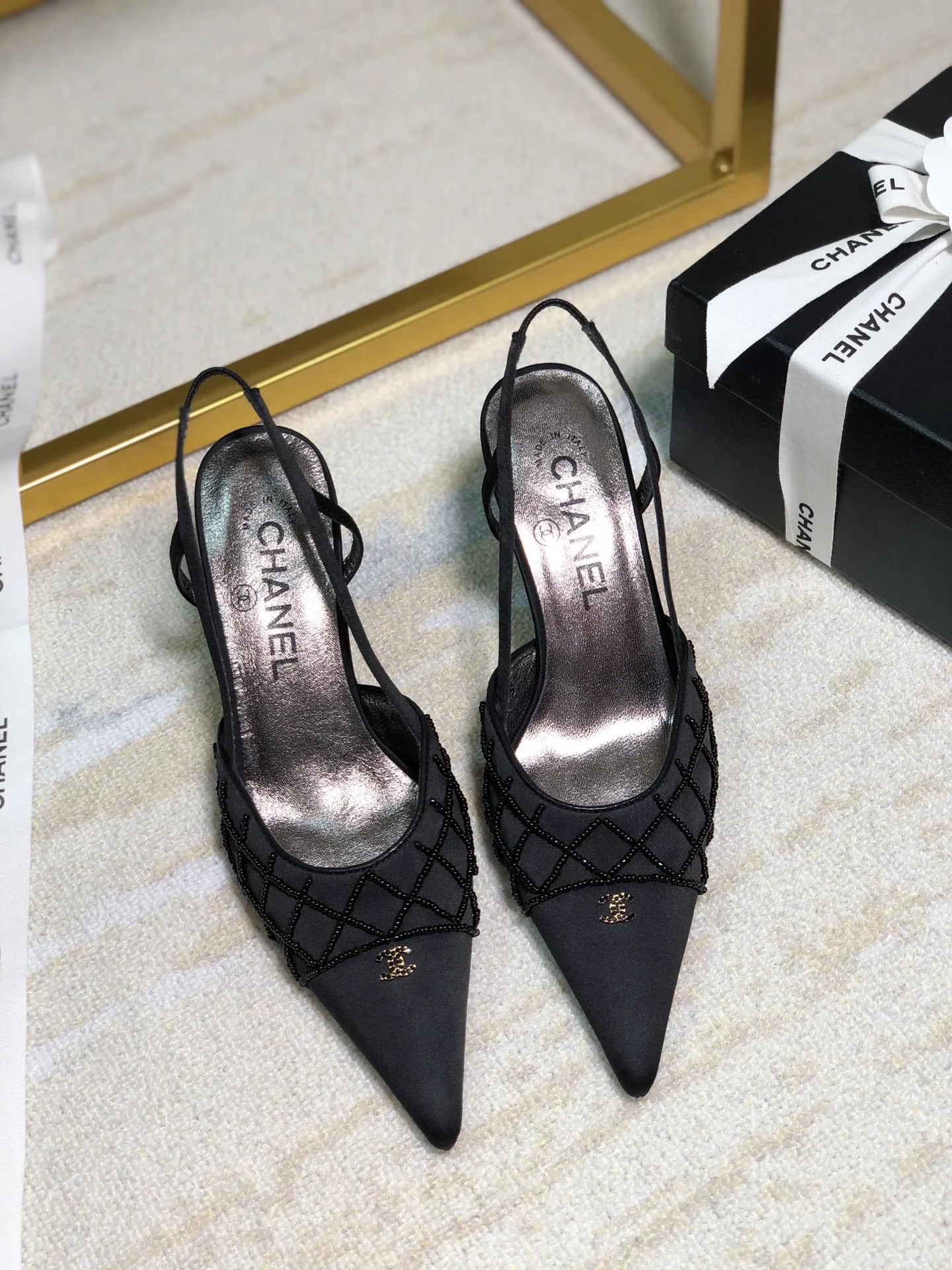👟👟Ex-factory price 480👟👟 Women's Shoes Women's Clothing Women's Shoes Women's Clothing Chanel Xiaoxiang Vintave Second-hand Style Diamond-Embellished Pointed Toe Back Lace-up High Heels Single Shoes〰 Size: 34-40 (34,40 can be customized, non-refundable) Xiaoxiang Pearl Shoes, a must-have classic mid-heeled sandal for the goddess~~ Three colors available: apricot, black and white The upper is all silk➕The upper is decorated with hand-made beads, sheepskin lining for the feet, dyed genuine leather outsole ★Heel height: 6.5CM Size: 34-40